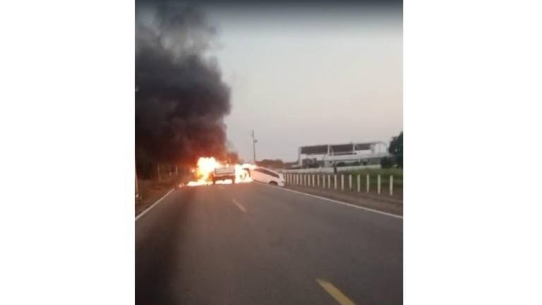 Los dos vehículos se incendiaron tras el choque.