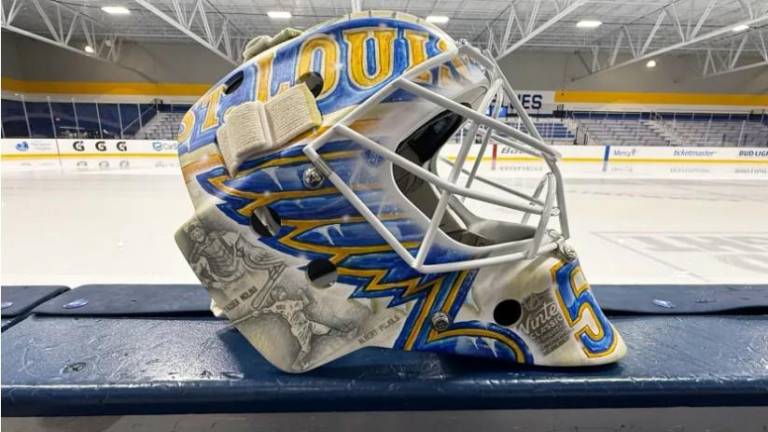 Este es el casco que usará Jordan Binnington, portero de los St. Louis Blues en Wrigley Field.