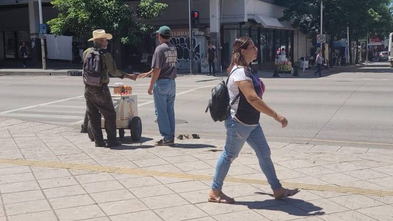 Locales de comida, ropa, papelerías estaban abiertas al medio día y la ciudadanía en general transitaba por la vía pública.