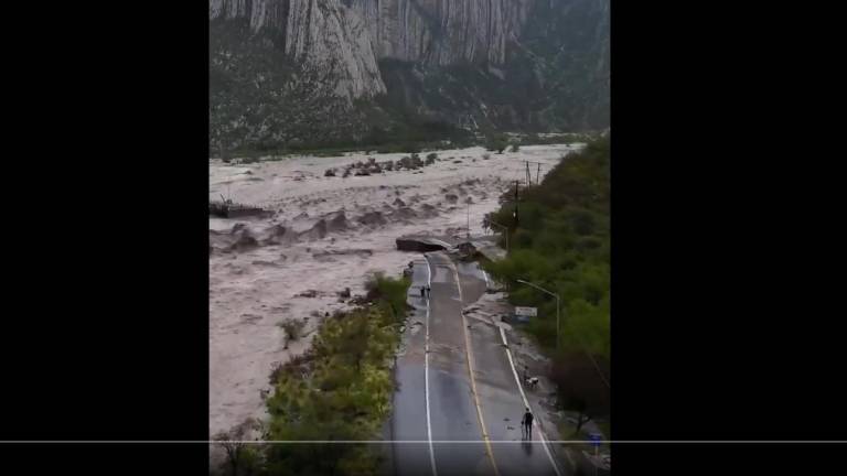 La gran fuerza del agua que se formó en el Parque Ecológico La Huasteca rompieron la carretera y dejaron verse unas cascadas que se formaron, en Santa Catarina, Nuevo León.