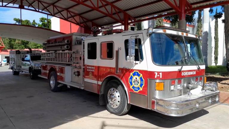 Camioneta se incendia y queda calcinada en el sector centro de Guasave