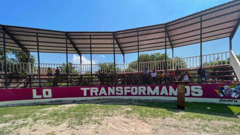 El estadio cuenta con gradas, sanitarios e iluminación.