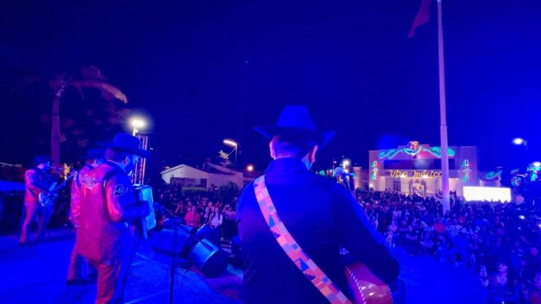 Un grupo entona corridos alusivos a Joaquín Guzmán Loera en el Grito de Independencia en Badiraguato.