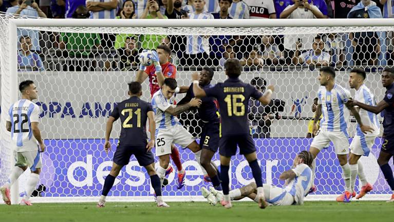 Perdona Ecuador y Argentina va a semifinales de la Copa América