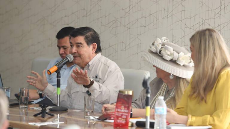 Javier Lizárraga Mercado cuenta la historia de Café El Marino a residentes de Canadá y Estados Unidos en Mazatlán.