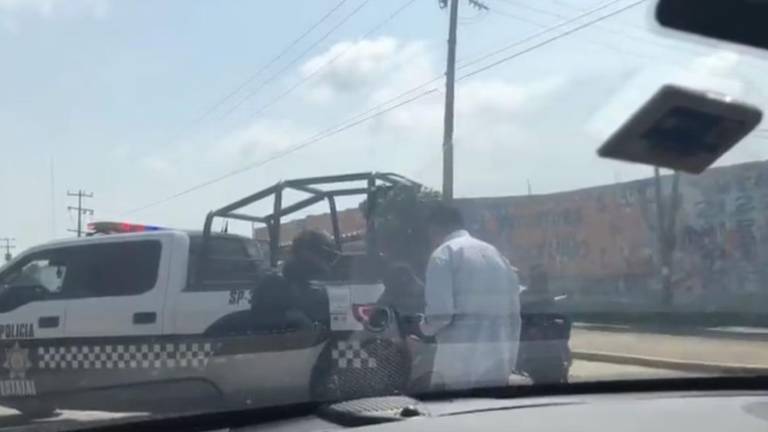 Policías estatales veracruzanos retuvieron a Manuel Velasco y a su equipo en Coatzacoalcos.