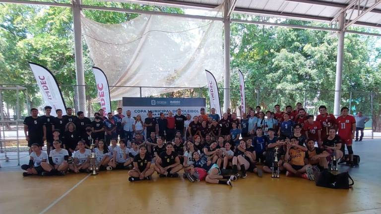 Todos los equipos ganadores se tomaron la foto del recuerdo al terminar la Copa Municipal de voleibol Imdec 2022.