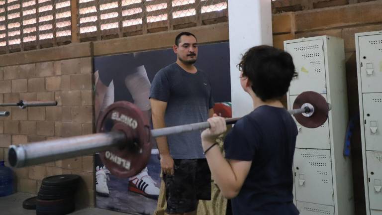 Luis Alfredo Osuna supervisa la preparación del equipo de Levantamiento de Pesas de Sinaloa.