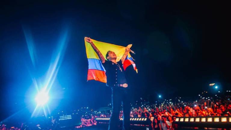 En pleno concierto de Christian Nodal corea el público el nombre de Cazzu