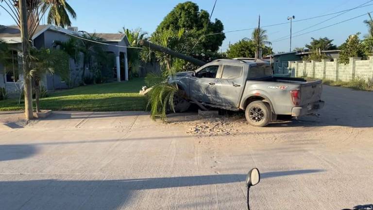 El auto terminó impactándose contra un poste al tratar de esquivar a las menores.