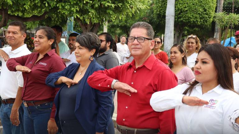 El evento tuvo lugar frente al Palacio Municipal donde rindieron honores.