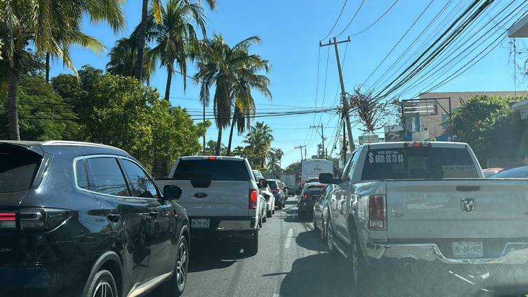 Las vialidades de Mazatlán se saturaron después del desfile alusivo a la Revolución Mexicana.