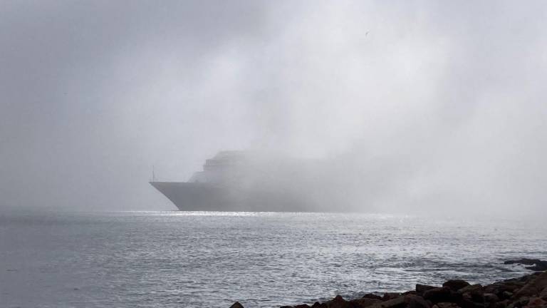 Le neblina invadió el puerto este viernes.