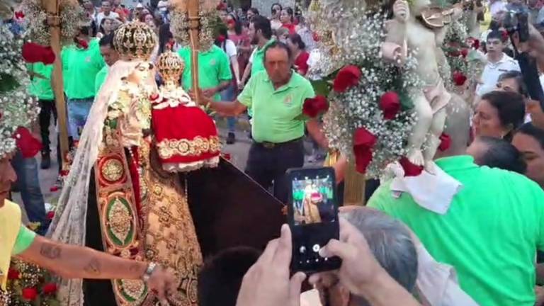 El clima no diezmó la fe de locales y visitantes de diferentes puntos de Sinaloa.