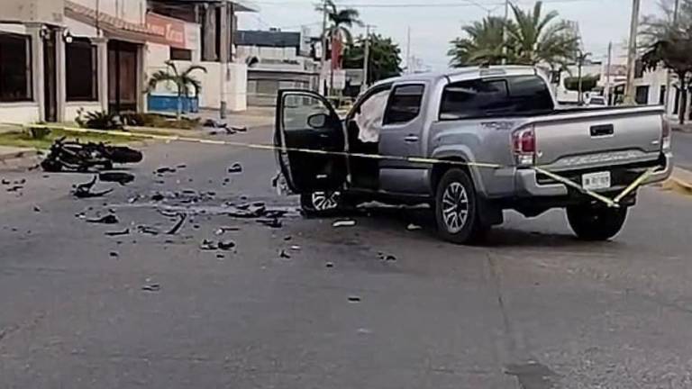 El motociclista no pudo detenerse e impactó la parte delantera del piloto de la camioneta.