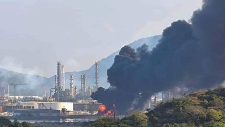 En incendio en la refinería de Pemex en Salina Cruz, Oaxaca, se habría originado en el área de efluentes.