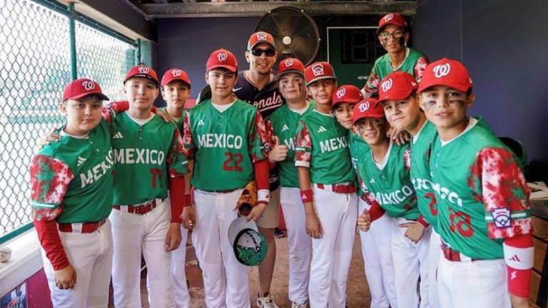 Meneses visita y da ánimos al equipo mexicano de Pequeñas Ligas