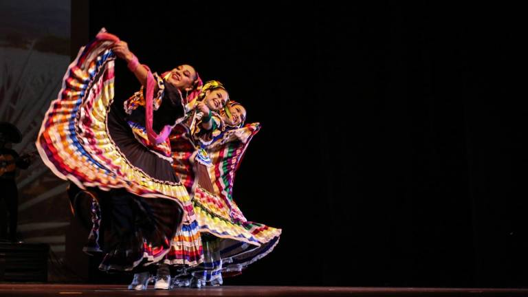 Recrea la Compañía Folclórica la alegría y tradición mexicana