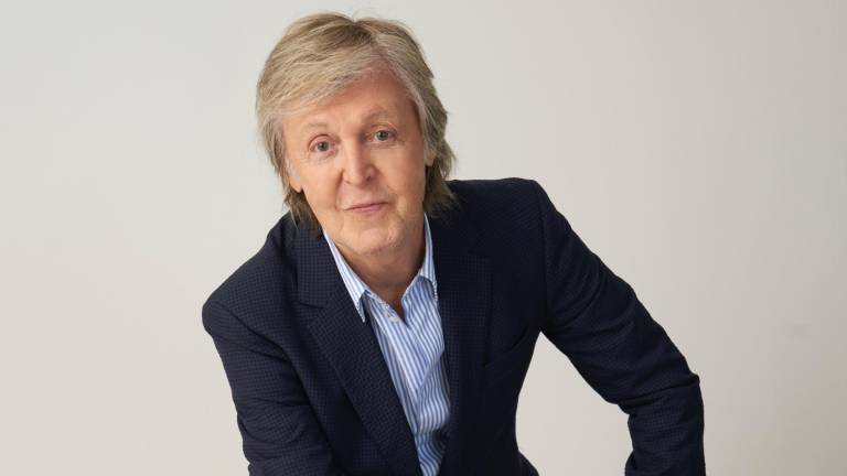 Paul McCartney comparte a través de sus redes sociales el momento de la aplicación de la vacuna contra Covid-19.