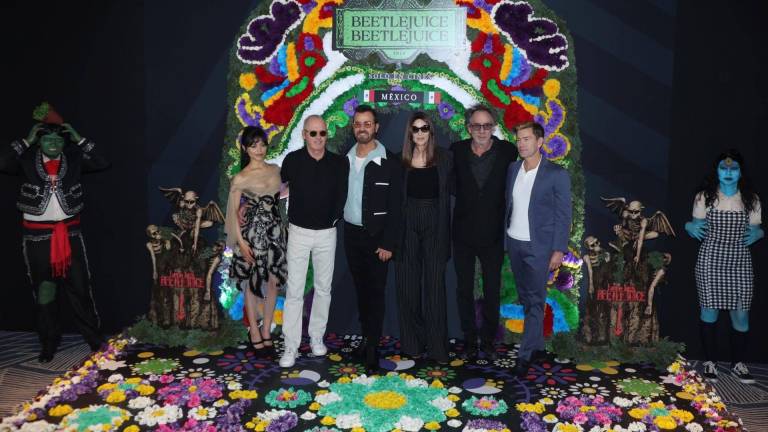 Elenco del filme visita México para promocionar Beetlejuice 2.