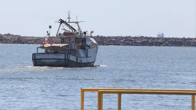 Este martes fueron pocas las embarcaciones que salieron del Canal de Navegación o ya frente a la Bahía de Mazatlán.