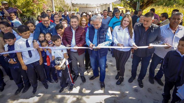 El Gobernador de Sinaloa, Rubén Rocha Moya inauguró seis calles en el municipio de Badiraguato.