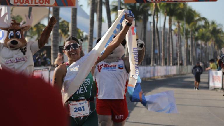 Tapatía Flores obtiene por primera ocasión triunfo absoluto en Triatlón Pacífico