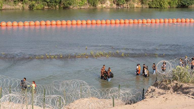 El 2 de agosto de 2023, la Cancillería mexicana informó que los cadáveres de dos personas fueron localizados atorados en el cerco de boyas con púas que el Gobierno de Texas colocó en el río Bravo.