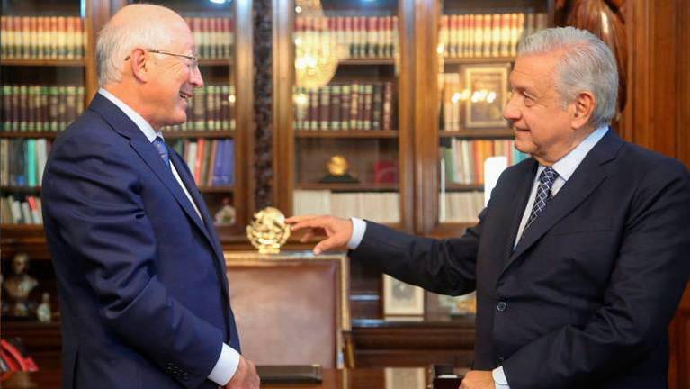 Uno de los encuentros del Presidente de México con el Embajador de Estados Unidos Ken Salazar.