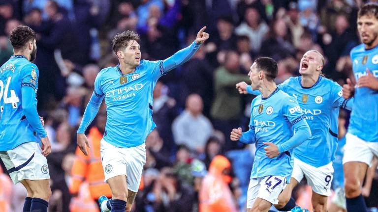 John Stones marca el 2-2 definitivo en el partido de la Premier League football entre Manchester City y Arsenal en el Etihad Stadium.