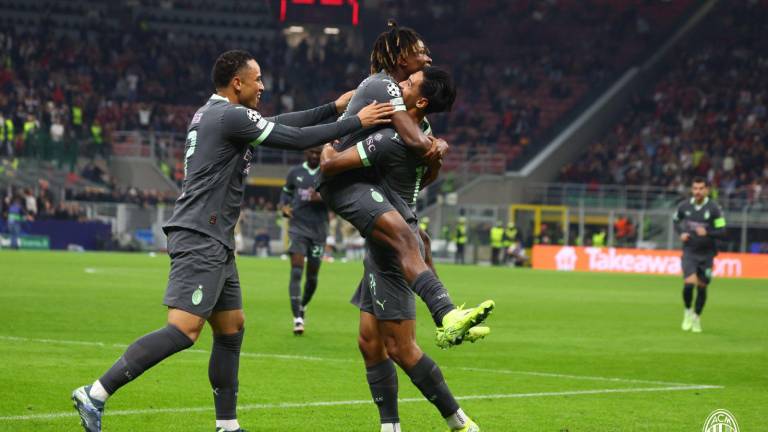 El centrocampista neerlandés del AC Milan Tijjani Reijnders celebra su segundo gol contra el Brujas.