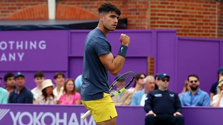 Carlos Alcaraz logró imponerse en su debut en Queen’s.