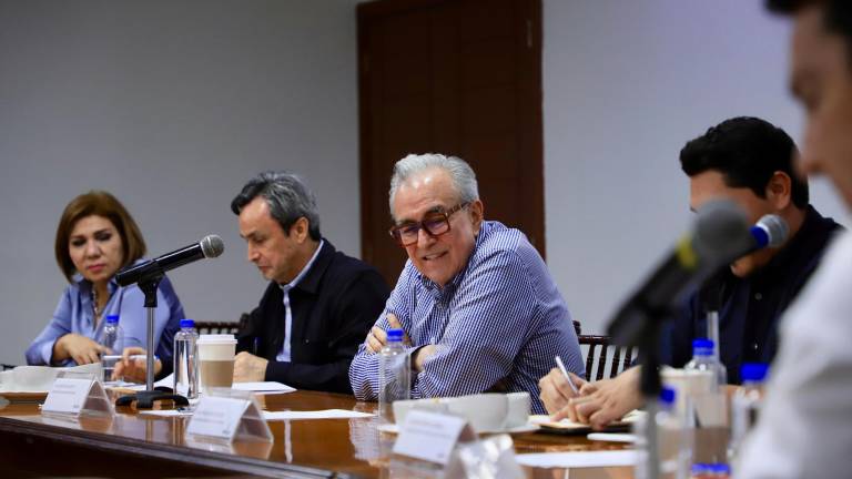 El Gobernador Rubén Rocha Moya en una reunión con funcionarios estatales.