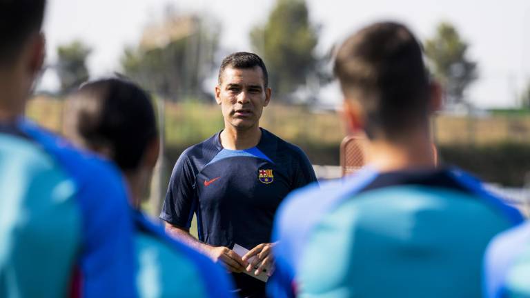 Rafael Márquez se dirige a sus pupilos en el entrenamiento de este sábado.