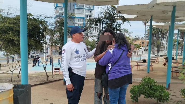 El joven Alejandro, que estaba desaparecido desde hace cuatro año en Mexicali, fue encontrado por su mamá en la zona de Playa Norte en Mazatlán.