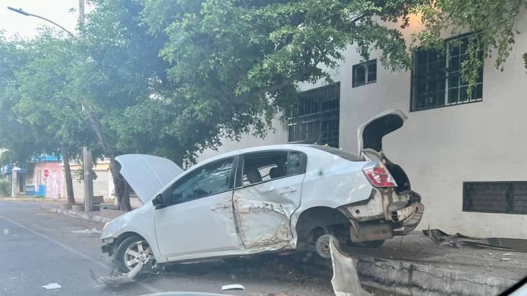 El automóvil quedó con el cofre y cajuela abiertas, sin una de las llantas traseras y con la defensa destruida.