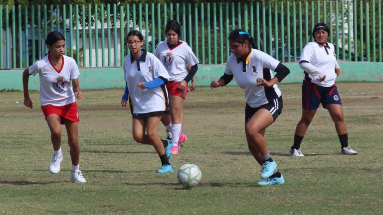 Instituto Cultural de Occidente y la Escuela Secundaria número 8 se miden en futbol femenil.