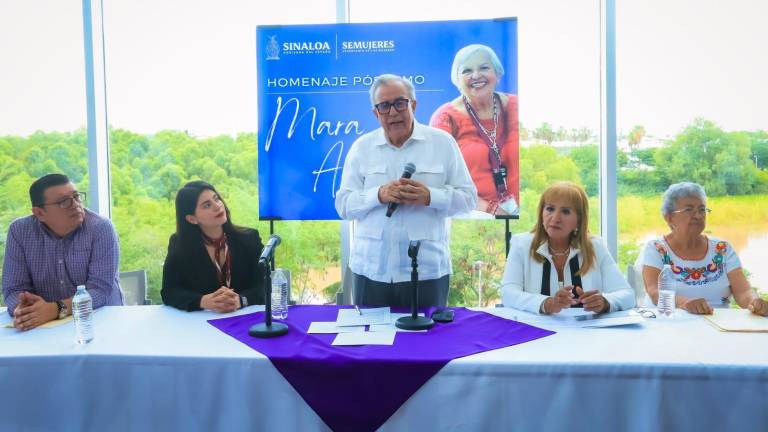 En el homenaje estuvo presente Rubén Rocha Moya, Ana Francis Chiquete Elizalde y María Teresa Guerra Ochoa, entre otros.