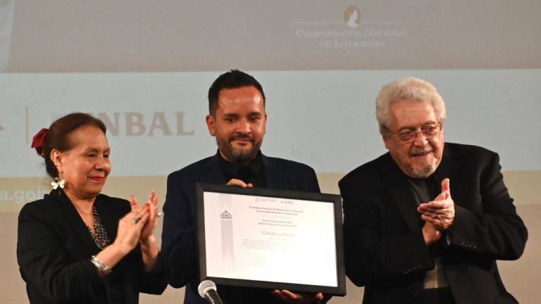 Christian Peña al recibir el Premio ‘Xavier Villaurrutia’.