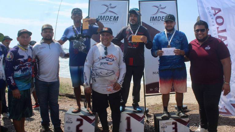 Los pescadores reciben sus premios.