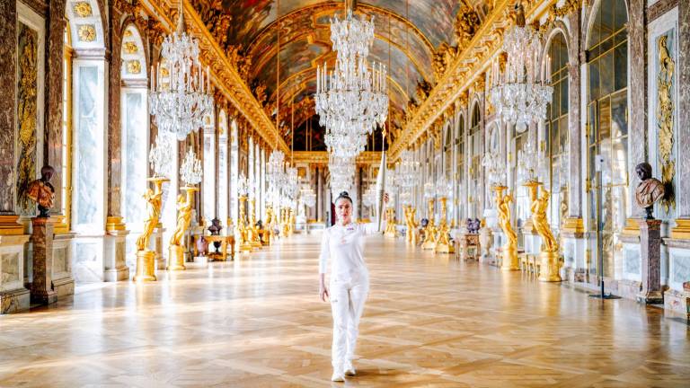 Salma Hayek con la antorcha en el Palacio de Versalles.