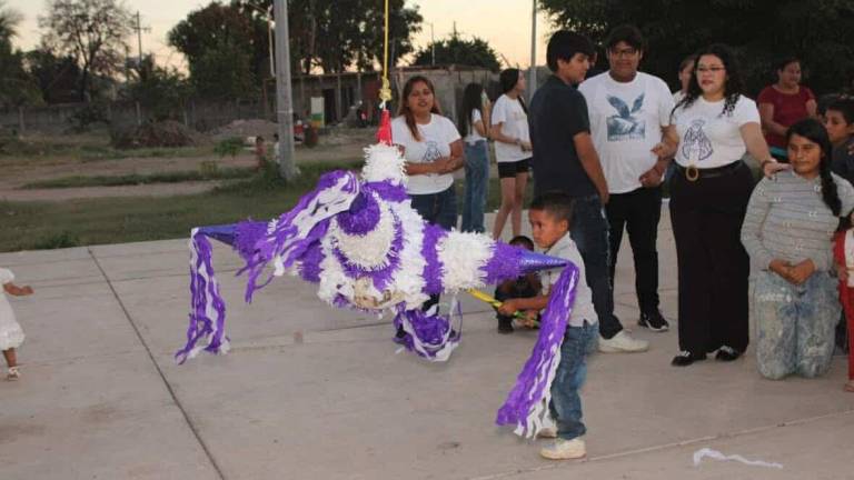 Dulces, pizza y piñata tuvieron los infantes que se dieron cita en la cancha de la colonia.