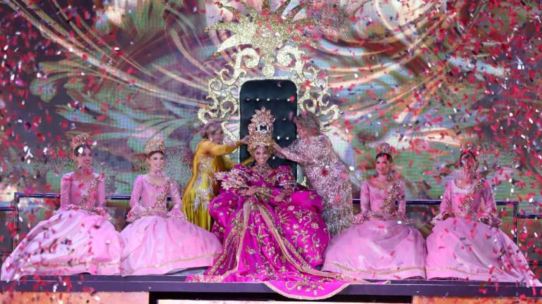 Carolina III recibe sus atributos reales como Reina del Carnaval de Mazatlán 2024