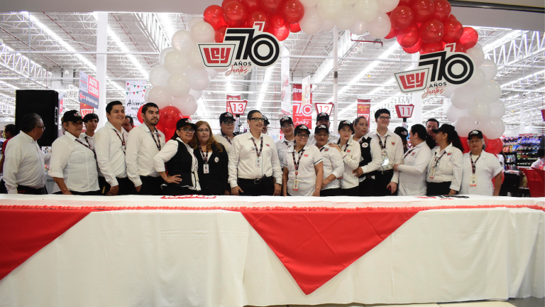 Con un gran pastel, celebra Casa Ley 70 años de existencia