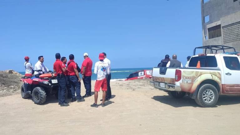 Cuando llegaron al lugar, las olas ya habían arrojado el cuerpo y lo encontraron sobre la arena en la zona de playa La Escopama.