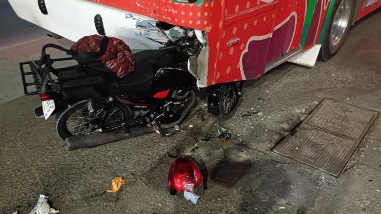 Pese a que el motociclista portaba casco, sufrió graves lesiones al momento de chocar contra la parte trasera de un camión urbano.