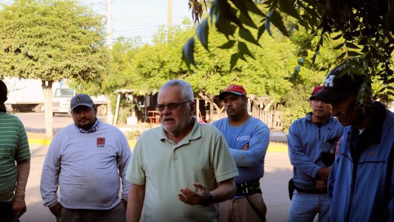 Víctor Díaz Simental se reunió con el personal de recolección de basura.