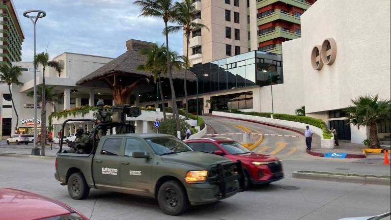 Patrullas del Ejército mexicano y de la Guardia Nacional dan rondines por las inmediaciones del hotel El Cid, donde se prevé que se hospede Andrés Manuel López Obrador.