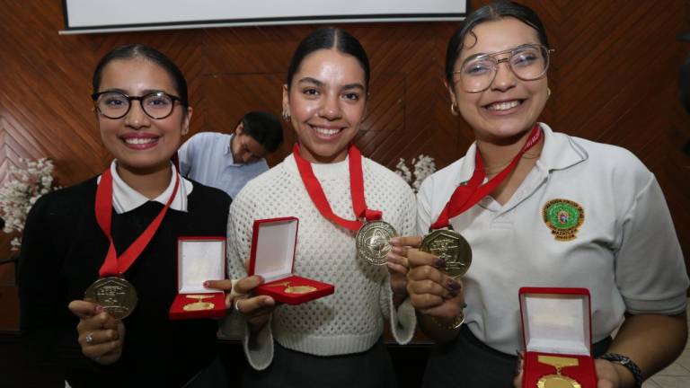 Las estudiantes Génesis Ayon Loza, Samantha Guadalupe Carrasco Tovar y Nathalia Quetzalli Martínez González, de la Preparatoria Vasconcelos, muestran sus medallas de oro, en la Sala de Cabildo.