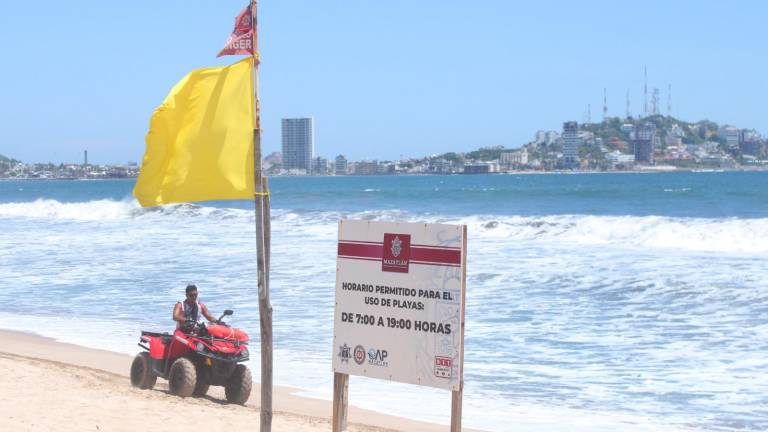 Las playas de Mazatlán registran mar de fondo.